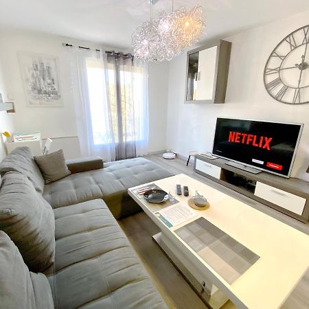 Le Cafe Charmant, Appartement Dans Immeuble Avec Parking Barriere, Balcon LʼArbresle Εξωτερικό φωτογραφία