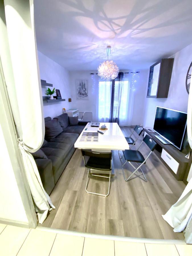Le Cafe Charmant, Appartement Dans Immeuble Avec Parking Barriere, Balcon LʼArbresle Εξωτερικό φωτογραφία